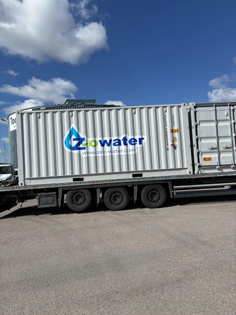 Närbild på en vattenreningscontainer från Zeowater, redo att leverera driftsäker förbehandling för kontaminerat vatten.